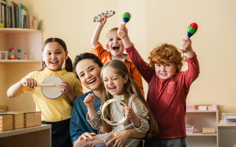 fröhliche Kinder im Kindergarten